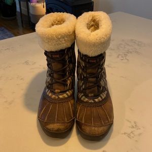 UGG Newberry winter midcalf snow boots. Like new condition. Size 7 1/2.